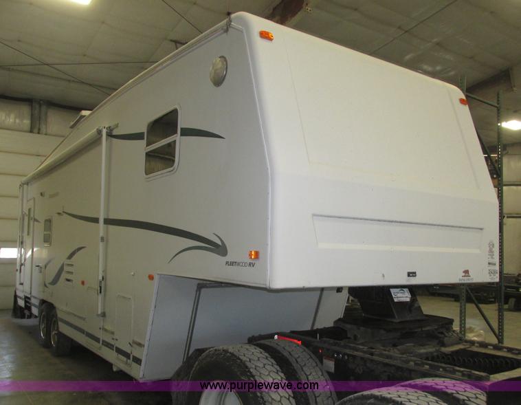 image for item J8970 2001 Fleetwood Wilderness camper