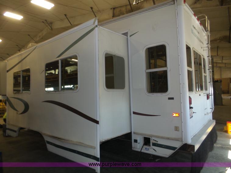 image for item J8970 2001 Fleetwood Wilderness camper