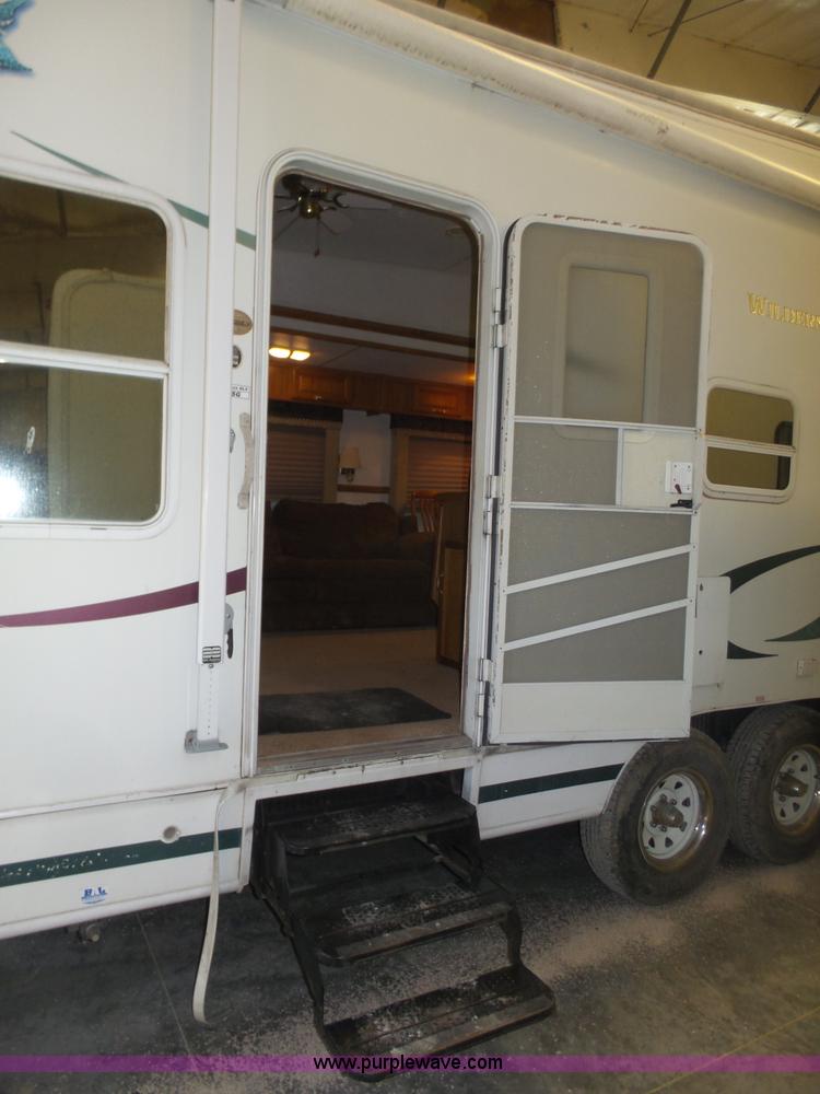 image for item J8970 2001 Fleetwood Wilderness camper