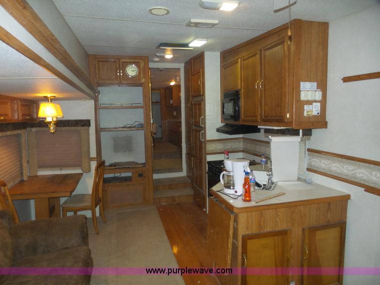 image for item J8970 2001 Fleetwood Wilderness camper