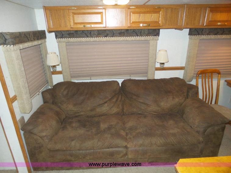 image for item J8970 2001 Fleetwood Wilderness camper