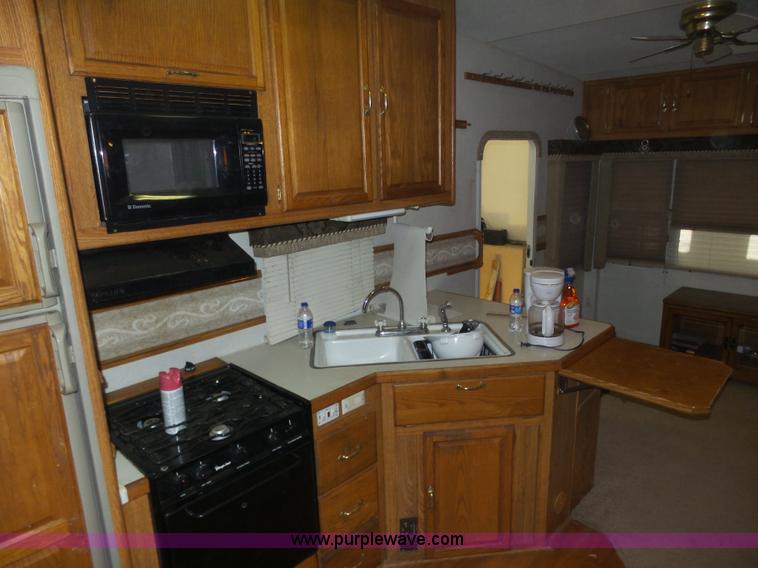 image for item J8970 2001 Fleetwood Wilderness camper