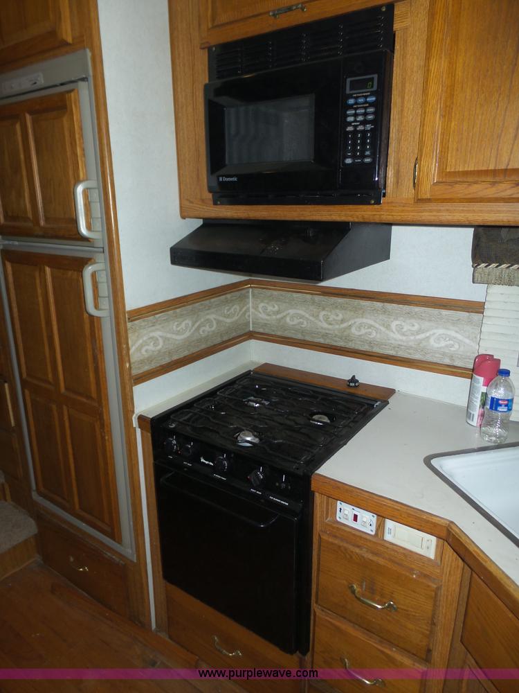 image for item J8970 2001 Fleetwood Wilderness camper