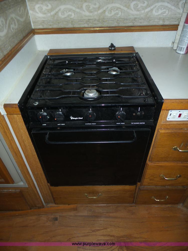 image for item J8970 2001 Fleetwood Wilderness camper