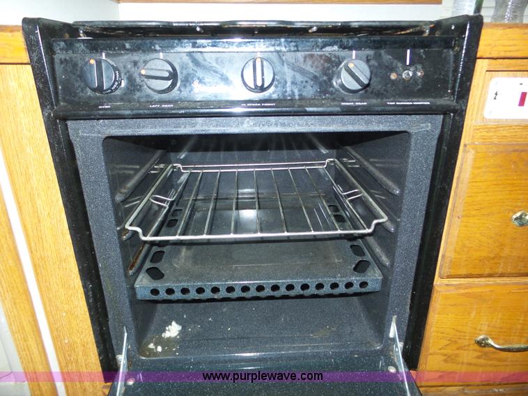 image for item J8970 2001 Fleetwood Wilderness camper