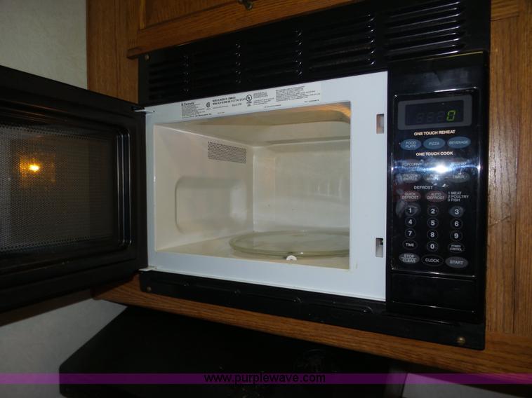 image for item J8970 2001 Fleetwood Wilderness camper