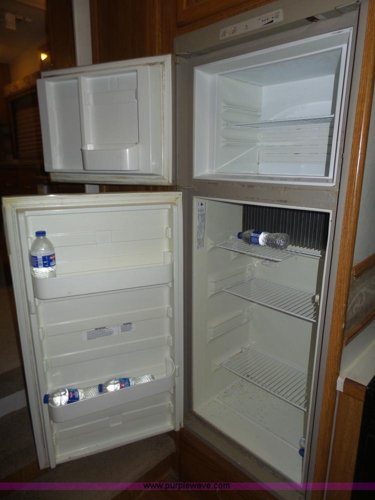 image for item J8970 2001 Fleetwood Wilderness camper