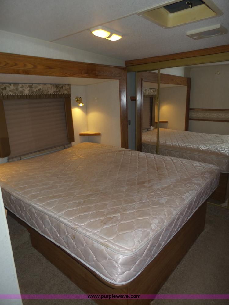 image for item J8970 2001 Fleetwood Wilderness camper