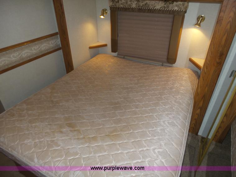 image for item J8970 2001 Fleetwood Wilderness camper