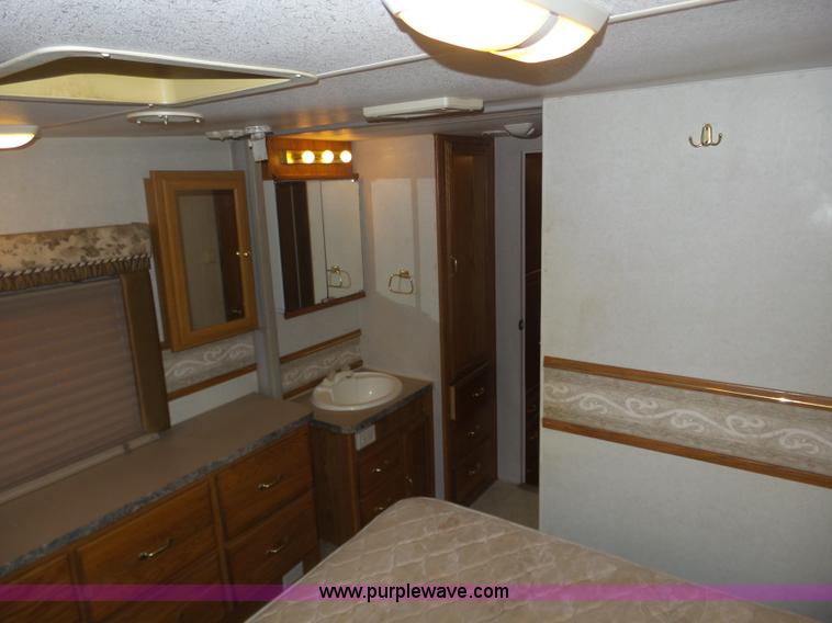 image for item J8970 2001 Fleetwood Wilderness camper