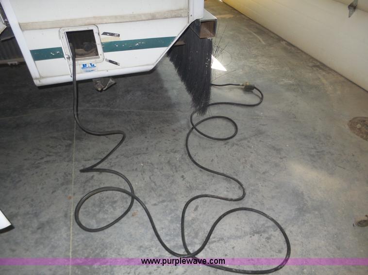 image for item J8970 2001 Fleetwood Wilderness camper