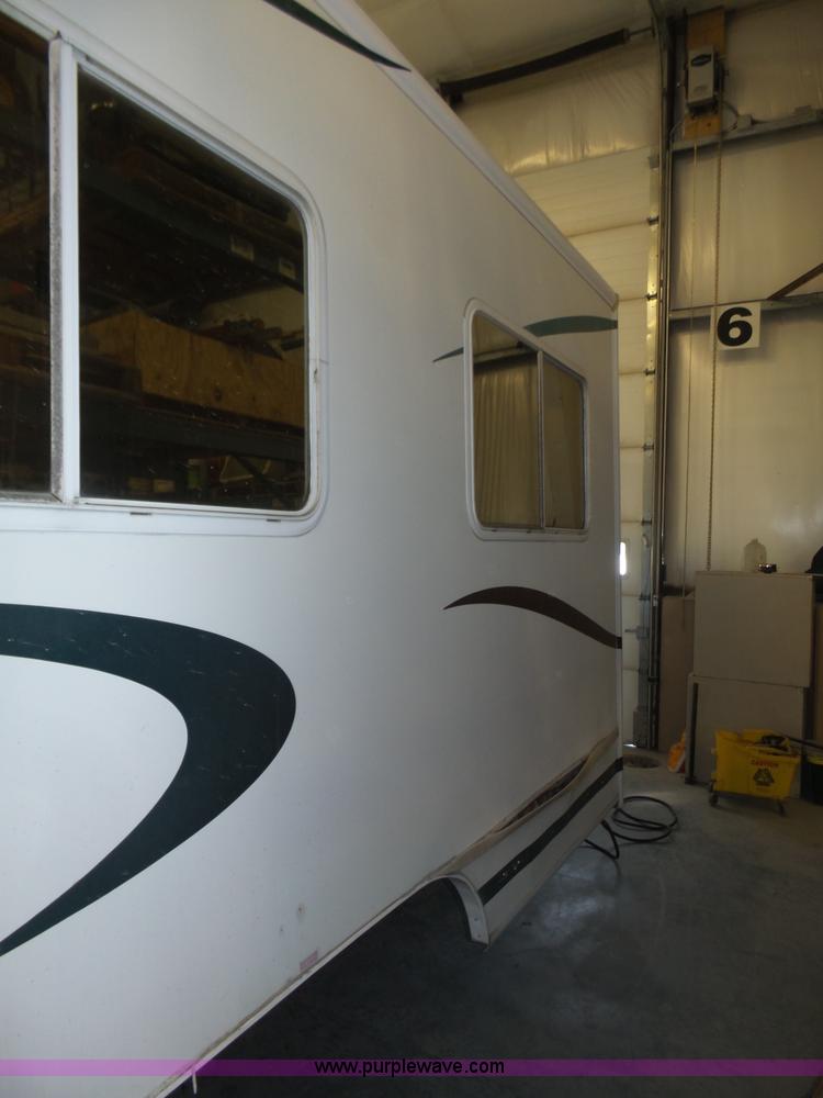 image for item J8970 2001 Fleetwood Wilderness camper