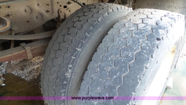 image for item K4171 2003 Ford F550 Super Duty flatbed dump pickup truck