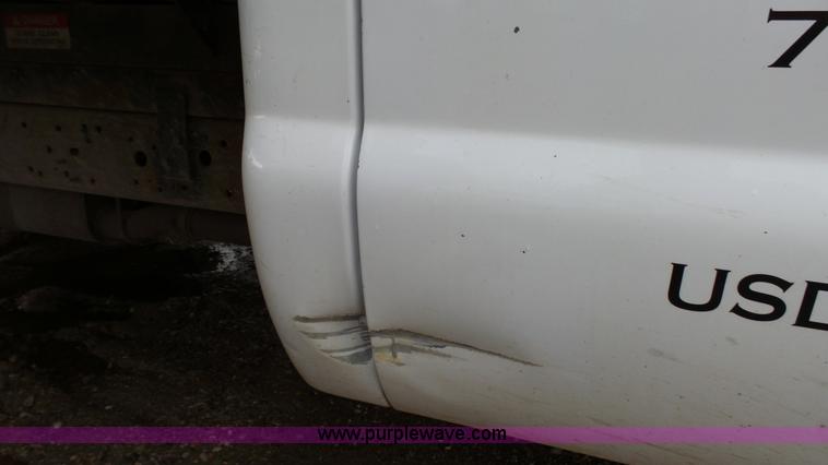 image for item K4171 2003 Ford F550 Super Duty flatbed dump pickup truck