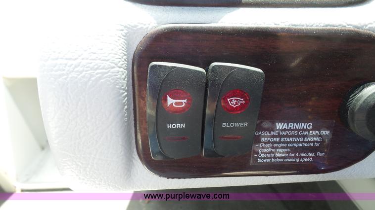 image for item K4723 2001 Mariah boat