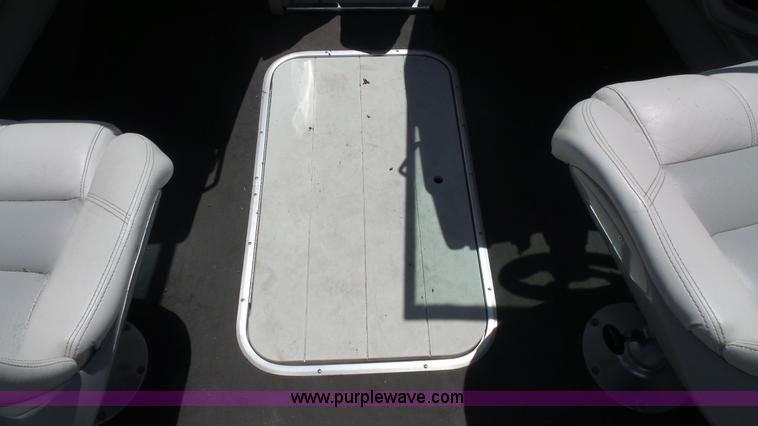 image for item K4723 2001 Mariah boat