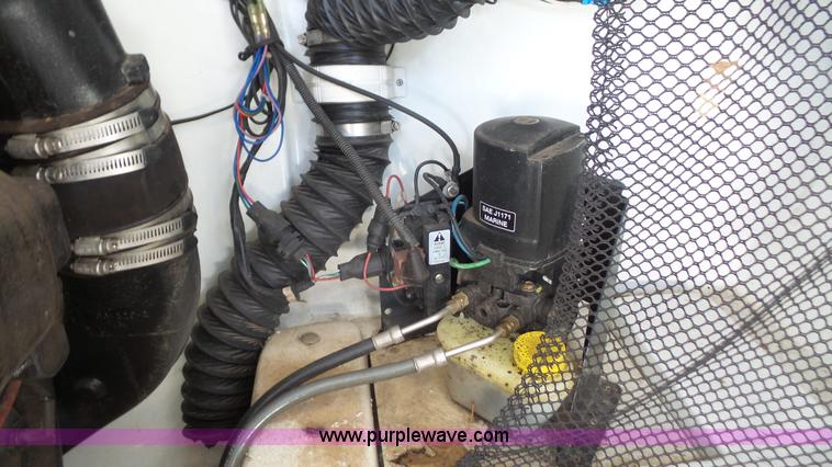 image for item K4723 2001 Mariah boat