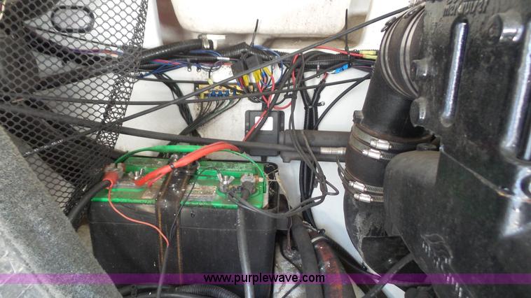 image for item K4723 2001 Mariah boat