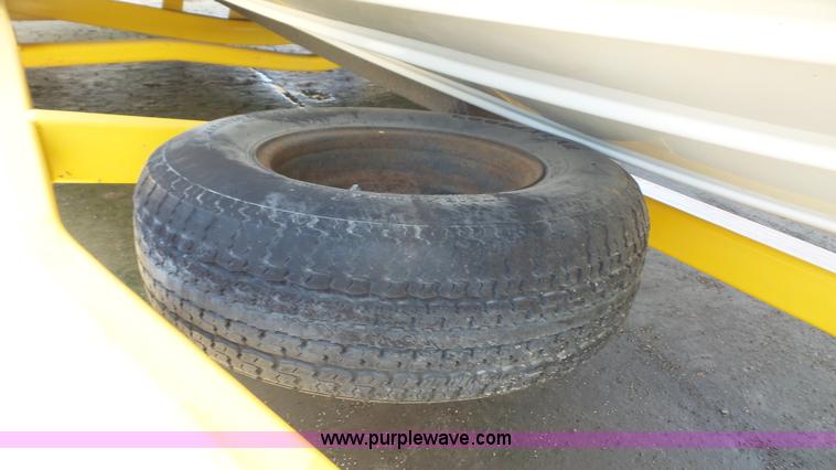 image for item K4723 2001 Mariah boat