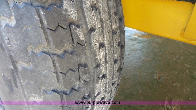 image for item K4723 2001 Mariah boat