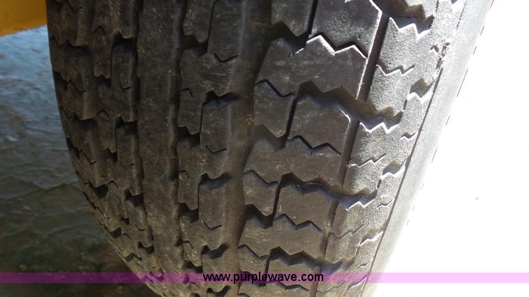 image for item K4723 2001 Mariah boat