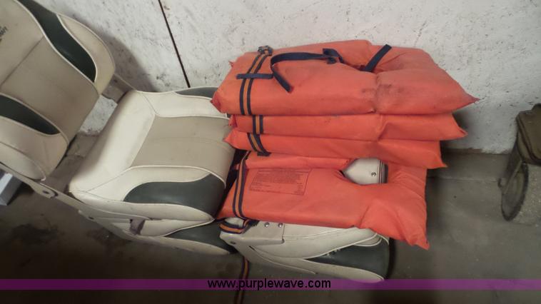 image for item K4723 2001 Mariah boat