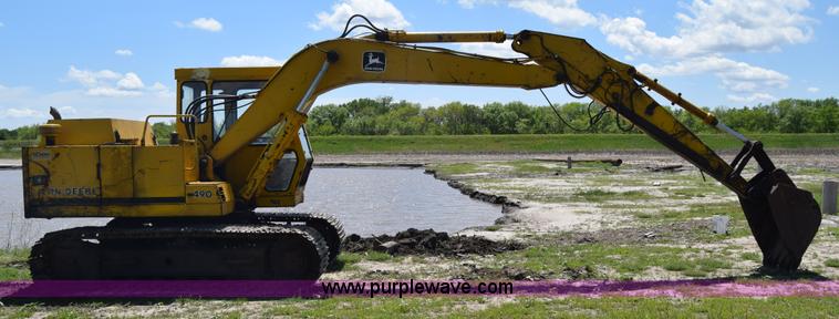image for item K6698 1985 John Deere 490 excavator