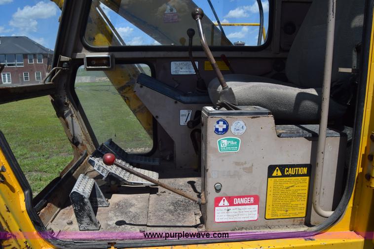 image for item K6698 1985 John Deere 490 excavator