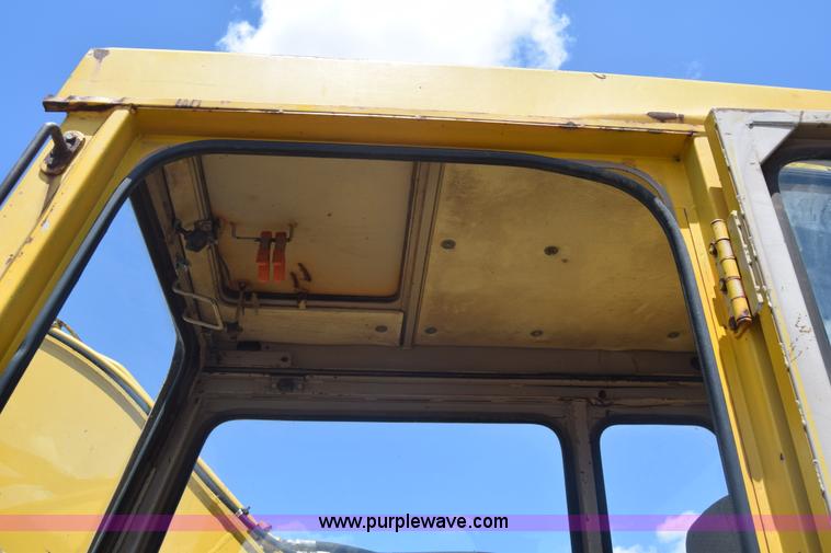 image for item K6698 1985 John Deere 490 excavator