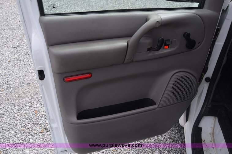 image for item K6712 2001 Chevrolet Astro van