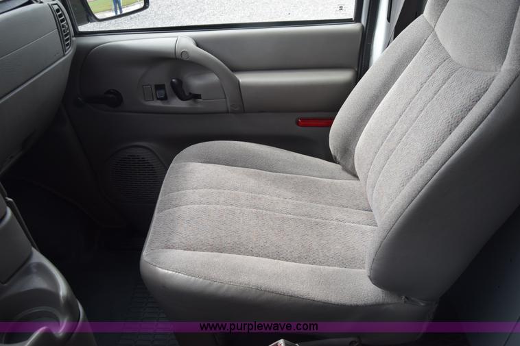 image for item K6712 2001 Chevrolet Astro van