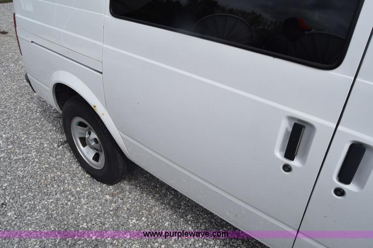 image for item K6712 2001 Chevrolet Astro van