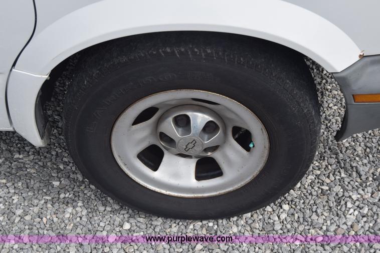 image for item K6712 2001 Chevrolet Astro van