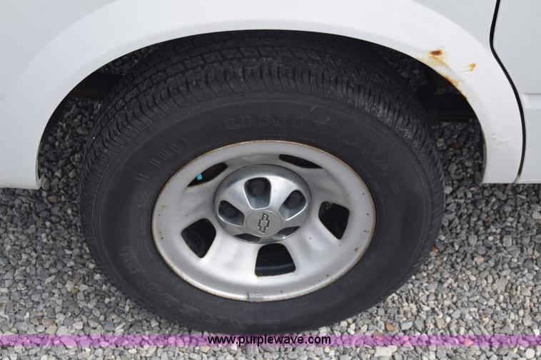 image for item K6712 2001 Chevrolet Astro van