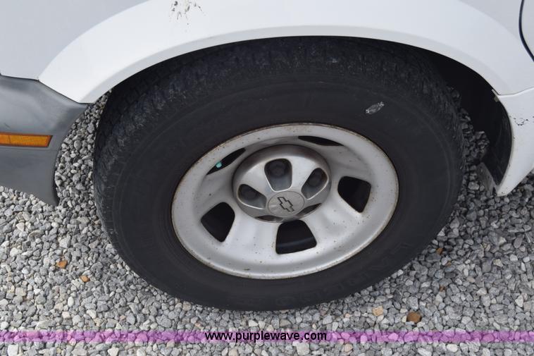 image for item K6712 2001 Chevrolet Astro van