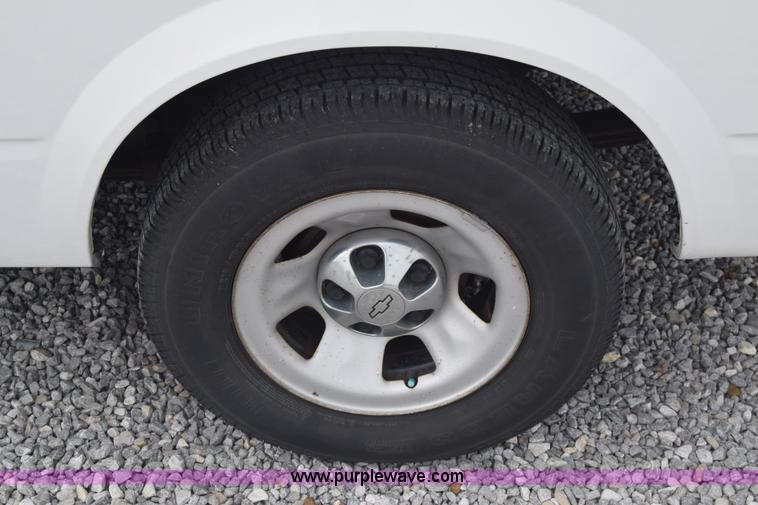 image for item K6712 2001 Chevrolet Astro van