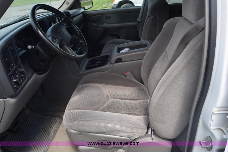 image for item K6716 2005 Chevrolet Suburban 1500 SUV