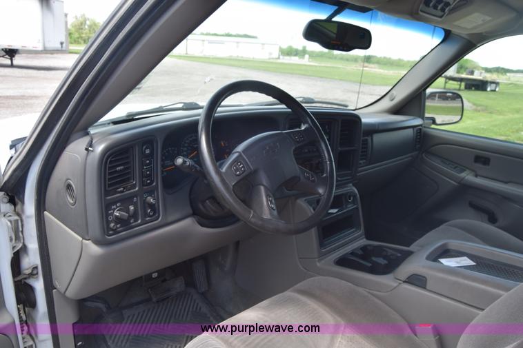 image for item K6716 2005 Chevrolet Suburban 1500 SUV
