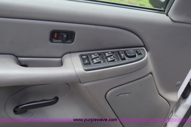 image for item K6716 2005 Chevrolet Suburban 1500 SUV