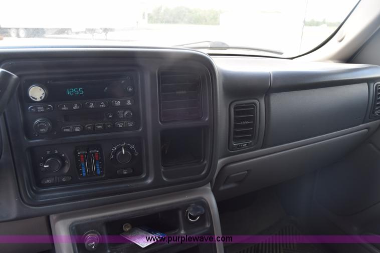 image for item K6716 2005 Chevrolet Suburban 1500 SUV