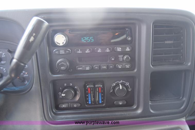 image for item K6716 2005 Chevrolet Suburban 1500 SUV