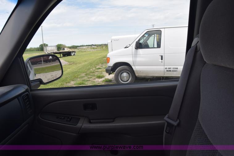 image for item K6716 2005 Chevrolet Suburban 1500 SUV