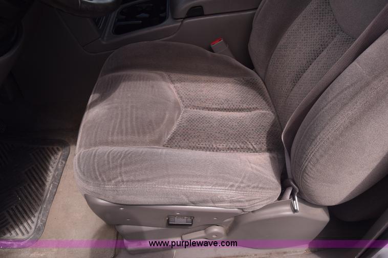 image for item K6716 2005 Chevrolet Suburban 1500 SUV