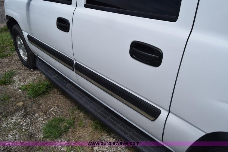 image for item K6716 2005 Chevrolet Suburban 1500 SUV