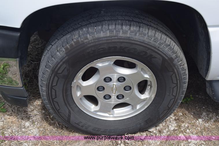 image for item K6716 2005 Chevrolet Suburban 1500 SUV