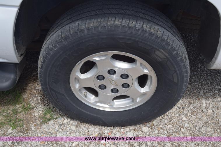 image for item K6716 2005 Chevrolet Suburban 1500 SUV