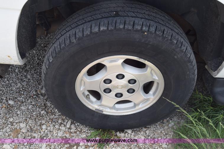 image for item K6716 2005 Chevrolet Suburban 1500 SUV