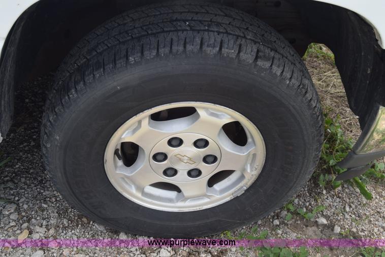 image for item K6716 2005 Chevrolet Suburban 1500 SUV