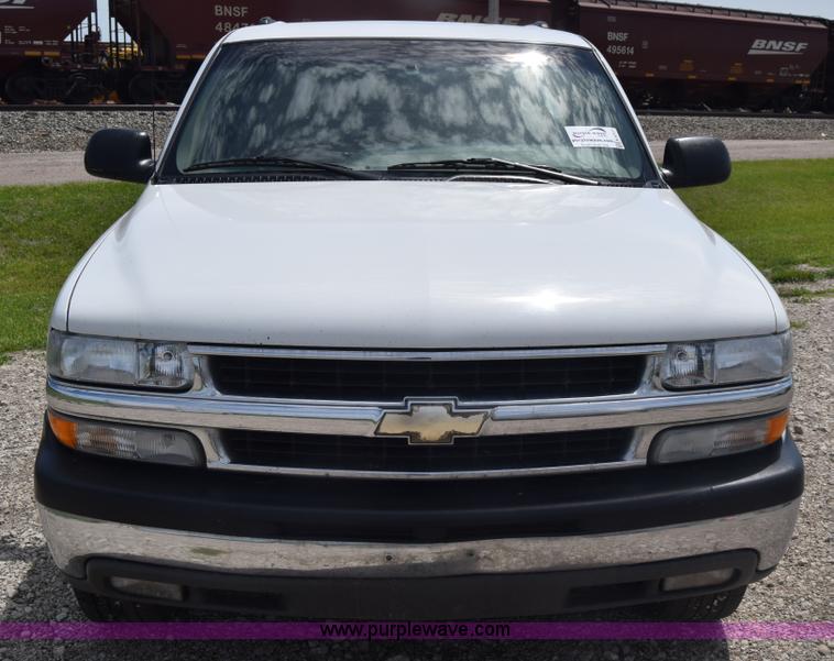 image for item K6717 2004 Chevrolet Suburban 1500 SUV