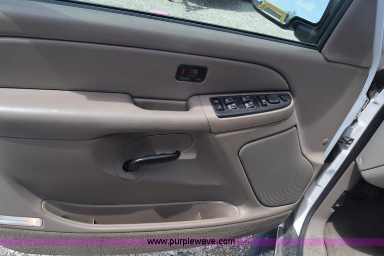 image for item K6717 2004 Chevrolet Suburban 1500 SUV